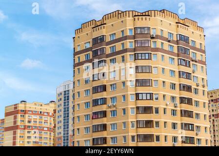 Andreevka, Russland - April 11,2016. Wohnanlage Ujutniy Stockfoto