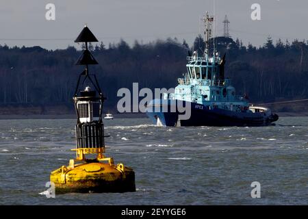 Southampton, Schlepper, Apex, Claret Prince, Öl, Tanker, Schleppen, Hilfe, Assistenz, der Solent, Fawley, Raffinerie, Cowes, Isle of Wight, England, Großbritannien, Stockfoto