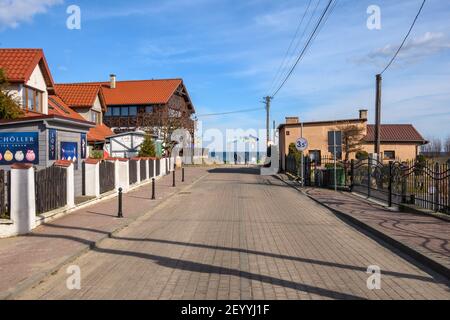 Rewa, Polen - 6. März 2021: Straße zum Strand in Rewa. Rewa ist ein beliebter Ferienort an der Ostsee in Polen Stockfoto