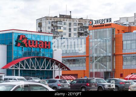 Andreevka, Russland - April 11,2016. Blick auf den Laden Auchan und das Einkaufszentrum Energy Stockfoto