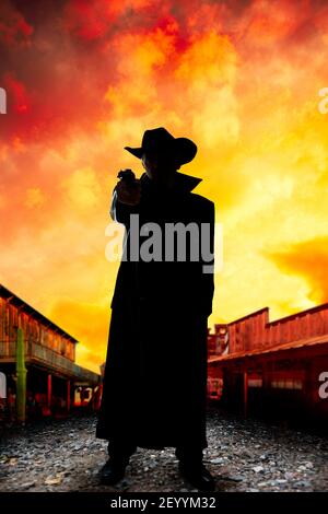 Cowboy mit Gewehr in einer alten Weststadt Stockfoto