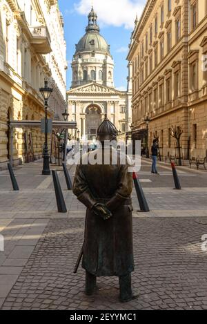 Die Fat Polizist Statue in Budapest mit Blick auf St. Stephen's Basilika Stockfoto