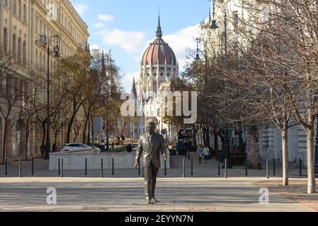 Die Statue des Präsidenten Ronald Reagan auf dem Platz der Freiheit / Szabadsag im Zentrum von Budapest Stockfoto