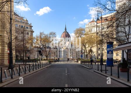 Ein Art-Deco-Denkmal für ungarische Opfer der Roten Terror auf Vertanuk tere in Budapest mit dem parlament in Der Hintergrund Stockfoto