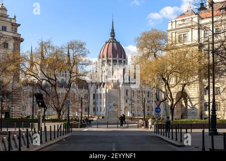 Ein Art-Deco-Denkmal für ungarische Opfer der Roten Terror auf Vertanuk tere in Budapest mit dem parlament in Der Hintergrund Stockfoto