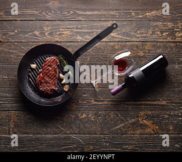 Marmorierte Rindfleischsteak in einer Grillpfanne Stockfoto