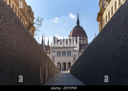 Blick auf das ungarische parlamentsgebäude vom Nationaldenkmal der Einheit, das an den Vertrag von Trianon in Budapest, Ungarn erinnert Stockfoto