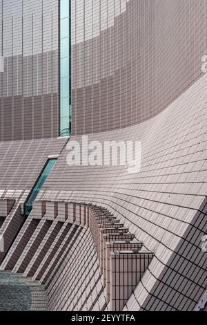 Kowloon, Hong Kong, China - 13. Mai 2010: Detail der Architektur der beigen Wand des Hong Kong Cultural Centre. Stockfoto