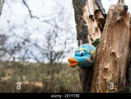 Stofftier eines Fisches, der in einen Baumstamm gelegt wird. Stockfoto