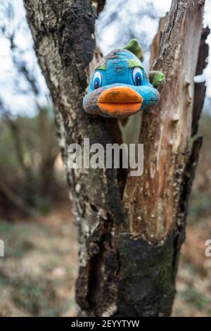 Stofftier eines Fisches, der in einen Baumstamm gelegt wird. Stockfoto