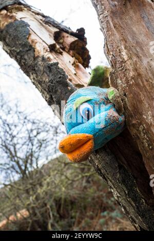 Stofftier eines Fisches, der in einen Baumstamm gelegt wird. Stockfoto