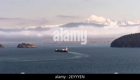 Schiff Puget Sound Pazifischer Ozean Mt Baker Öltanker Stockfoto