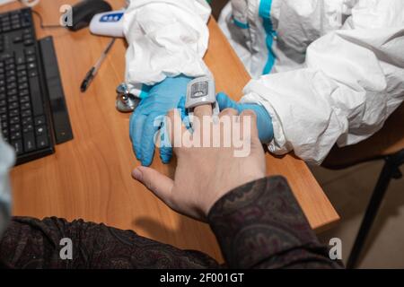 Der Arzt in der Klinik misst die Blutsättigung des Patienten Stockfoto