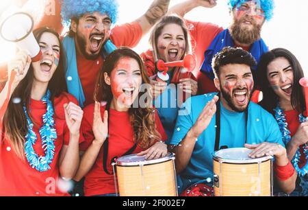 Fußball-Fans beobachten Fußballspiel-Ereignis im Stadion - Young Menschen mit Spaß Unterstützung Lieblings-Club - Sport-Entertainment-Konzept Stockfoto