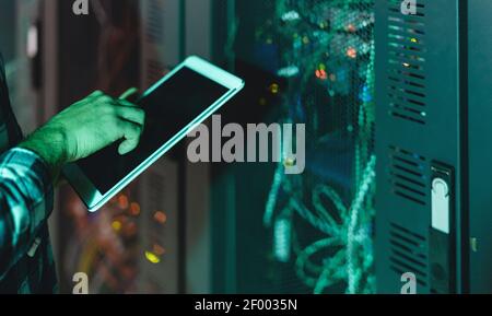 Männlicher Informatiker, der in der Serverraum-Datenbank arbeitet Stockfoto
