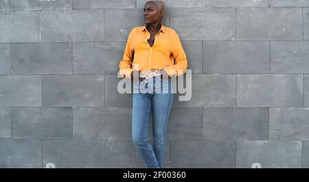 Afrikanische ältere Frau mit Spaß posiert mit städtischen Wand in Hintergrund Stockfoto