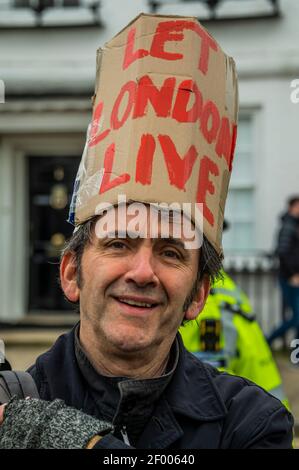 London, Großbritannien. März 2021, 6th. Die große Wiedereröffnung Protest auf Richmond Green. Ein Anti-Impfung Anti-Lockdown-Protest während der letzten vollständigen Sperre. Angeführt von Stand Up X, behaupten sie, die Impfstoffe seien ungetestet und die Coronavirus-Pandemie sei eine Falschmeldung und diese Sperrung sei eine Verletzung ihrer bürgerlichen Freiheiten. Kredit: Guy Bell/Alamy Live Nachrichten Stockfoto