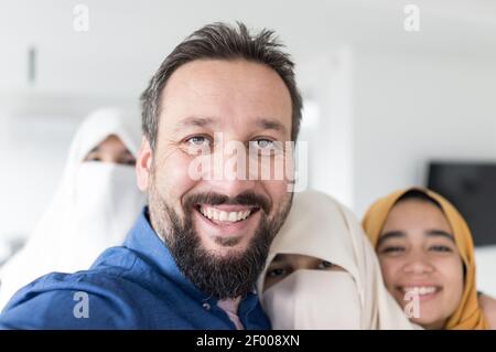 Muslimischer Mann mit 4 Ehefrauen Porträt, Qualität Foto Stockfoto