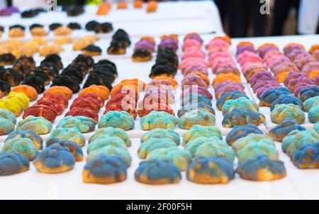 Pan de muerto für den Tag der Toten in Mexiko. Stockfoto