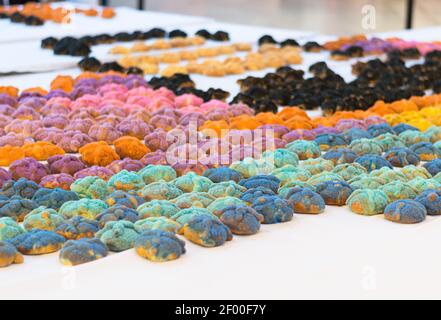 Pan de muerto für den Tag der Toten in Mexiko. Stockfoto