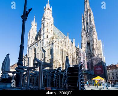 Wien, Wien: Gestapelte Restaurantstühle wegen Schließung durch COVID-19, Stephansdom (St. Stephansdom) im Jahr 01. Altstadt, Wien, Österreich Stockfoto