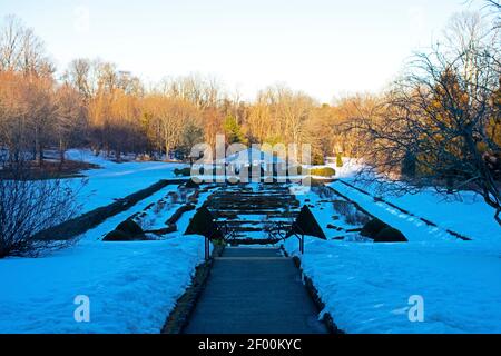 Weitwinkelansicht des verschneiten Rosengartens und Pavillons in Deep Cut Gardens in Middletown, NJ, Mitte Winter -02 Stockfoto