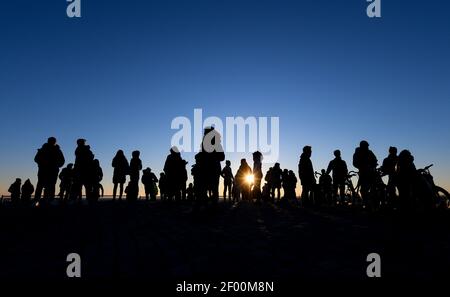 München, Deutschland. März 2021, 06th. Die Menschen besuchen den Olympischen Hügel während des Sonnenuntergangs. Quelle: Tobias Hase/dpa/Alamy Live News Stockfoto