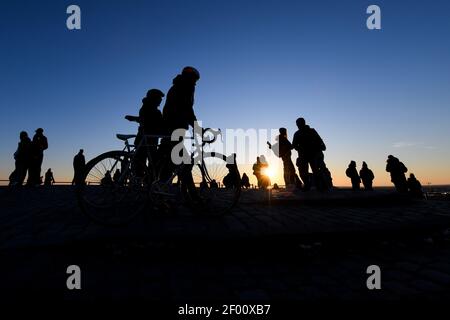 München, Deutschland. März 2021, 06th. Die Menschen besuchen den Olympischen Hügel während des Sonnenuntergangs. Quelle: Tobias Hase/dpa/Alamy Live News Stockfoto