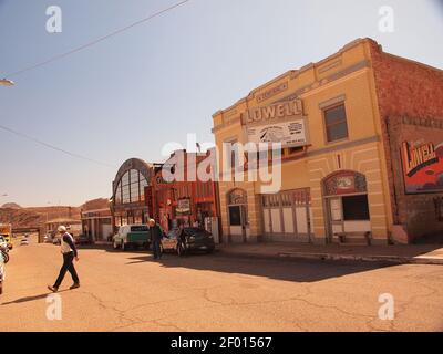 Alte Innenstadt Lowell, Arizona mit antiken Autos und Gebäude in Bezug auf das Automobil. Lowell wurde in Bisbee, Arizona, eingegliedert. Stockfoto