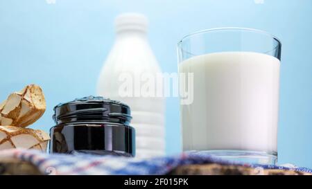 Frische Milch im Glas mit Gebäck und Marmelade, Milch auf einem hölzernen, Stillleben mit Milchprodukten. Stockfoto