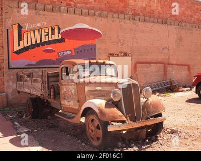 Alte Innenstadt Lowell, Arizona mit antiken Autos und Gebäude in Bezug auf das Automobil. Lowell wurde in Bisbee, Arizona, eingegliedert. Stockfoto