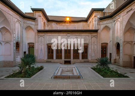 Kashan, Iran - 19,04.2019: Innenhof des reich verzierten historischen Hauses Tabatabaei. Fassade mit Ornamenten in erstaunlichen Details geschnitzt. Stockfoto