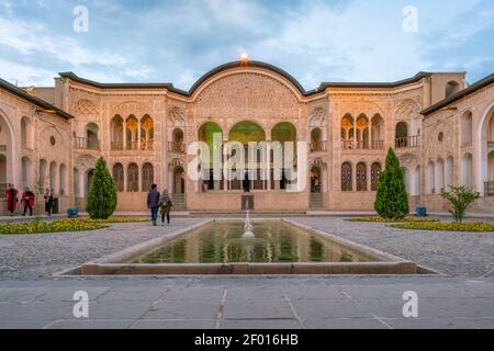 Kashan, Iran - 19,04.2019: Innenhof des reich verzierten historischen Hauses Tabatabaei. Fassade mit Ornamenten in erstaunlichen Details geschnitzt. Stockfoto