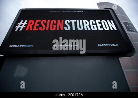 Glasgow, Schottland, Großbritannien. März 2021, 6th. Im Bild: Eine hohe digitale Plakatwand mit einer hell erleuchteten Botschaft, die sagt: „#RESIGNSTURGEON“. Die Majority​ startet mit Unterstützung von Scotland Matters, UK Union Voice und über 250 Gebern, die an einer Crowdfunding-Kampagne beteiligt waren, die ​#ResignSturgeon​-Kampagne, die erste einer Reihe von Kampagnen, die vor den schottischen Wahlen am 6th. Mai geführt wurden. Quelle: Colin Fisher/Alamy Live News Stockfoto