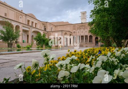 Kashan, Iran - 04,19.2019: Innenhof des reich verzierten Borujerdi-Hauses, berühmte historische Heimat aus der Ära Qajar. Pool, Windtürme, kleine persische Stockfoto