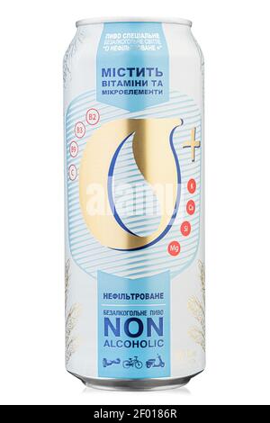 KIEW, UKRAINE - 03. Februar 2021: Dose Obolon alkoholfreies Bier isoliert auf weißem Hintergrund. Isolierte Verpackung für Katalog. Datei enthält Clipp Stockfoto