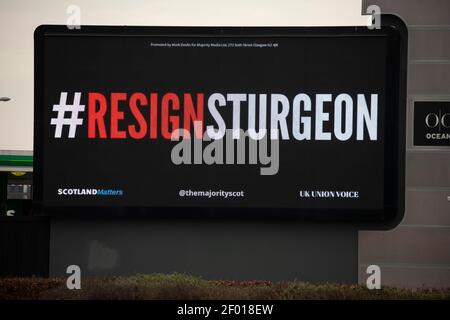 Glasgow, Schottland, Großbritannien. März 2021, 6th. Im Bild: Eine hohe digitale Plakatwand mit einer hell erleuchteten Botschaft, die sagt: „#RESIGNSTURGEON“. Die Majority​ startet mit Unterstützung von Scotland Matters, UK Union Voice und über 250 Gebern, die an einer Crowdfunding-Kampagne beteiligt waren, die ​#ResignSturgeon​-Kampagne, die erste einer Reihe von Kampagnen, die vor den schottischen Wahlen am 6th. Mai geführt wurden. Quelle: Colin Fisher/Alamy Live News Stockfoto