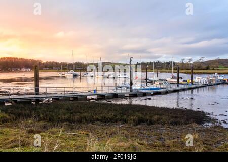 Sonnenuntergang über Kirkcudbright Marina und Hafen im Winter, mit Booten vor Anker, Dumfries und Galloway, Schottland Stockfoto