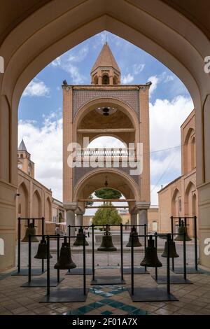 Isfahan, Iran - 04,19.2019: Außenansicht der armenisch-christlichen Kirche Vank in Isfahan, Iran. Eisenglocken vorne. Stockfoto