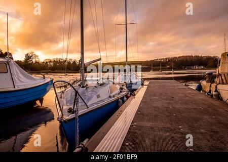 Jachten liegen in der Kirkcudbright Marina bei Sonnenuntergang im Winter an der Flussmündung des Dee, Dumfries und Galloway, Schottland Stockfoto