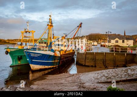 Fischertrawler vertäuten im Kirkcudbright Hafen am Fluss Dee bei Sonnenuntergang im Winter, Dumfries und Galloway, Schottland Stockfoto