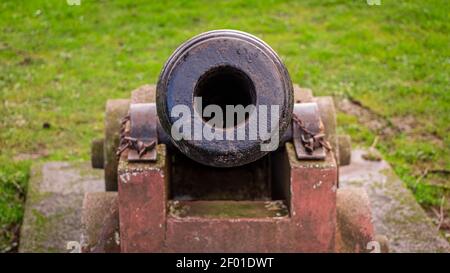 Blick hinunter das Fass einer Kanone auf dem Moat Brae in Kirkcudbright Stockfoto