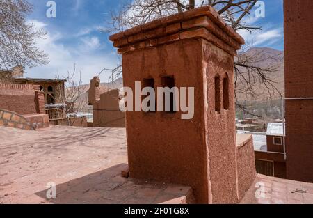 Straßen des berühmten alten iranischen Dorfes Abyaneh. Barzrud Landbezirk, im zentralen Bezirk von Natanz County, Isfahan Provinz, Iran. Roter Ton Stockfoto