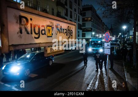 Berlin, Deutschland. März 2021, 06th. Polizeibeamte stehen während einer Operation in der Rigaer Straße. Im Gebäude wurden bereits vor Jahren zahlreiche Mängel im Brandschutz dokumentiert. Nach langen Rechtsstreitigkeiten kündigte der Eigentümer an, dass ein Vertreter und ein Experte am 11. Und 12. März alle Zimmer, einschließlich der fast 30 Wohnungen, inspizieren würden. Da die Bewohner den Zugang verweigern, wäre dies wahrscheinlich nur mit einem großen Polizeieinsatz möglich. Quelle: Christophe Gateau/dpa/Alamy Live News Stockfoto