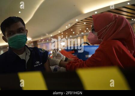 Makassar, Indonesien. März 2021, 06th. Hunderte von Mitarbeitern der Trans Studio Mall Makassar erhielten eine Massenimpfung von Covid-19. Impfmaßnahmen sollen die Ausbreitung des Corona-Virus auf Arbeiter in Einkaufszentren verhindern und unterdrücken. (Foto: Herwin Bahar/Pacific Press) Quelle: Pacific Press Media Production Corp./Alamy Live News Stockfoto