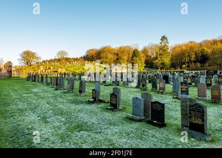 Kirkcudbright, Schottland - Dezember 15th 2020: Grabsteinreihen auf dem Kirkcudbright Friedhof, Dumfries und Galloway, Schottland Stockfoto