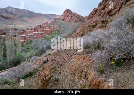 Blick auf das berühmte alte Abyaneh Dorf im Iran von einem Hügel in der Nähe. Historische rote Lehmhäuser. Lehmziegel. Kulturerbe. Stockfoto