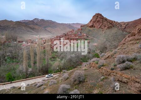 Blick auf das berühmte alte Abyaneh Dorf im Iran von einem Hügel in der Nähe. Historische rote Lehmhäuser. Lehmziegel. Kulturerbe. Stockfoto