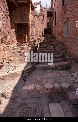 Straßen des berühmten alten iranischen Dorfes Abyaneh. Barzrud Landbezirk, im zentralen Bezirk von Natanz County, Isfahan Provinz, Iran. Roter Ton Stockfoto