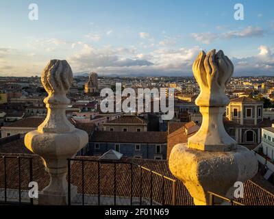 Catania und Ätna Vulkan von der Spitze des gesehen Chiesa della Badia di Sant'Agata Stockfoto